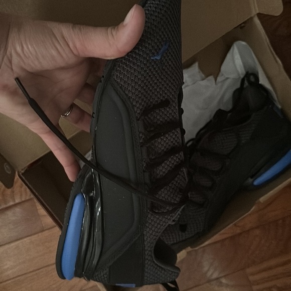 Sz 12 Men’s Pumas - Picture 5 of 5